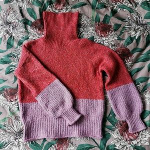 Colour contrasting turtleneck sweater